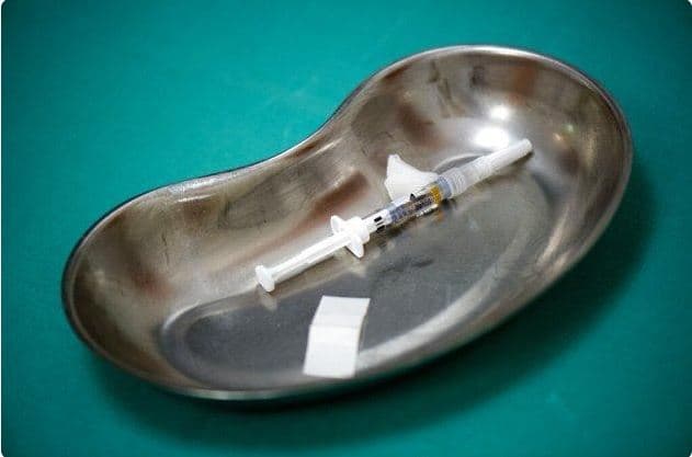 FDA vonon vendimin për vaksinën Moderna te adoleshentët