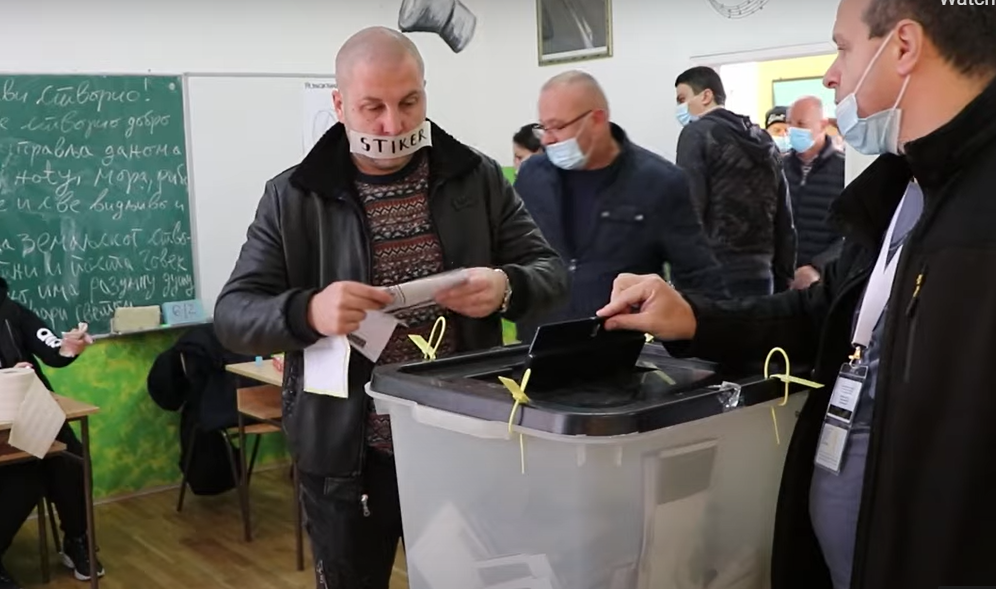   Kandidati serb për kryetar në veri voton me gojën e mbuluar në shenjë proteste