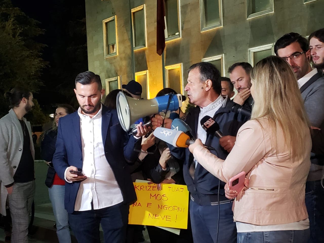 Rritja e çmimeve të ushqimeve, qytetarët protestojnë para Kryeministrisë