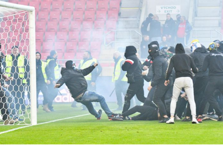 Fusha kthehet në arenë lufte, derbi në kampionatin europian luhet vetëm 13 minuta (VIDEO)