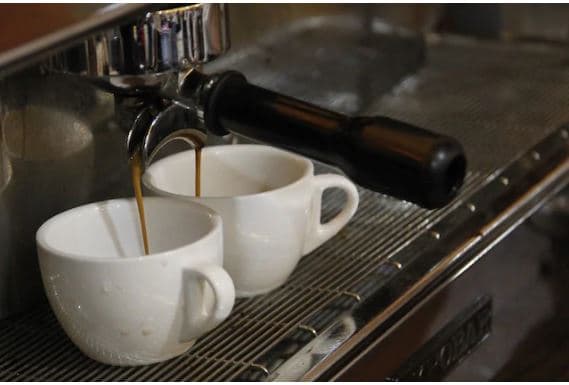 Çfarë ndodh nëse pini shumë kafe?