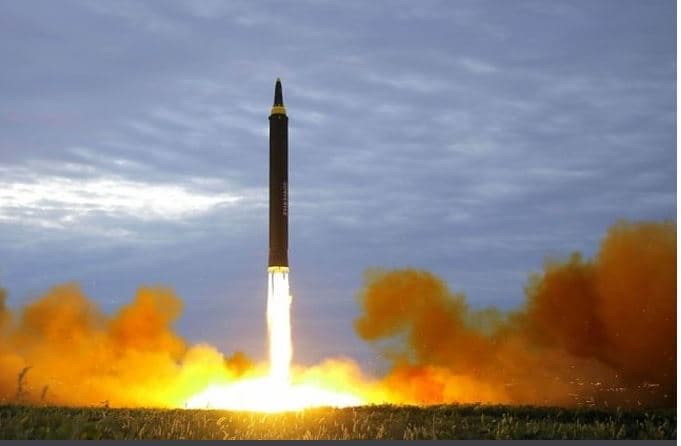 Koreja e Veriut lëshon një raketë balistike në ujërat pranë Japonisë