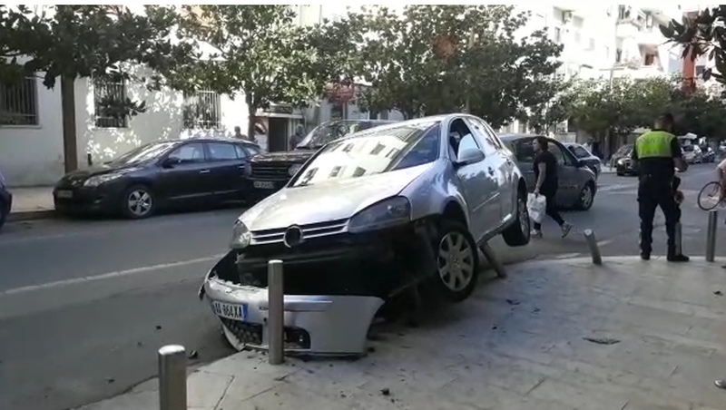 Durrës, makina përplas këmbësorin 50-vjeçar