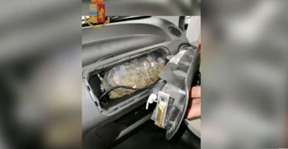 Fshehën drogën në ‘airbag’-un e makinës, pranga dy shqiptarëve në Itali