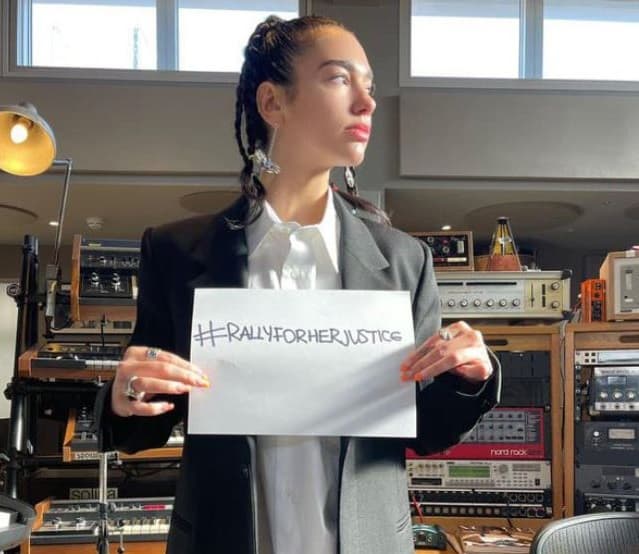     Dua Lipa mbështet fushatën për të dhunuarit gjatë luftës së Kosovës, fton për marshim në New York