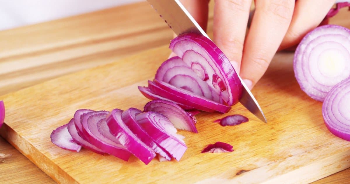 CDC paralajmëron: Përhapja e salmonelës e lidhur me qepët