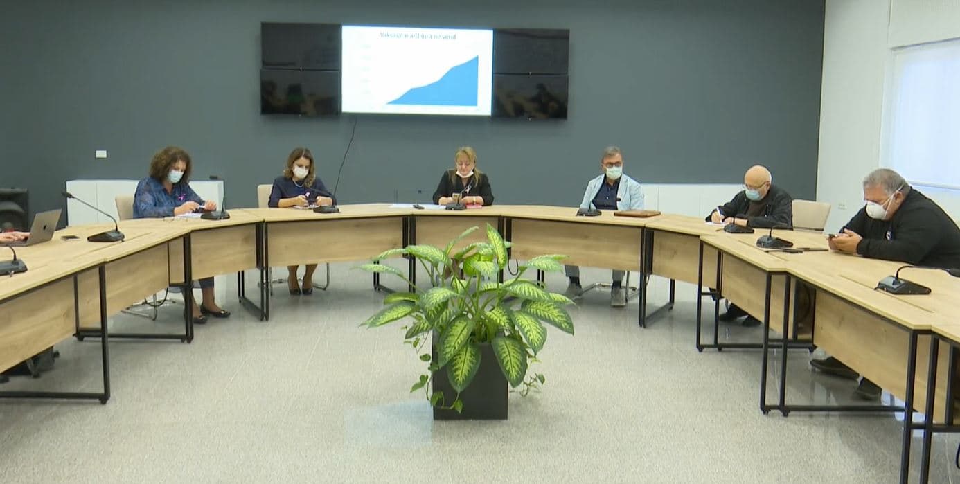Miratohet doza e tretë për personat mbi 60 vjeç, Komiteti i Ekspertëve: Vaksinim dhe fëmijët +12 dhe +16 (VIDEO)