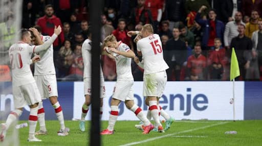 Shishe uji ndaj lojtarëve të Polonisë/ FIFA ndëshkon FSHF-në: Gjobë 150 mijë franga dhe ndeshja e radhës pa tifozë!