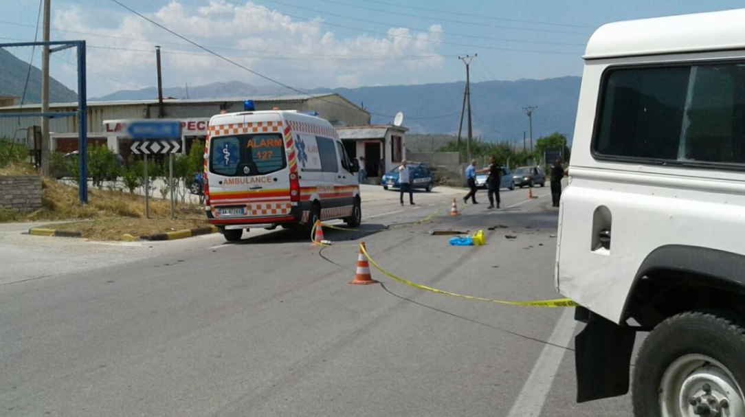 Tepelenë/ Makina humb kontrollin dhe del nga rruga, plagosen 3 persona