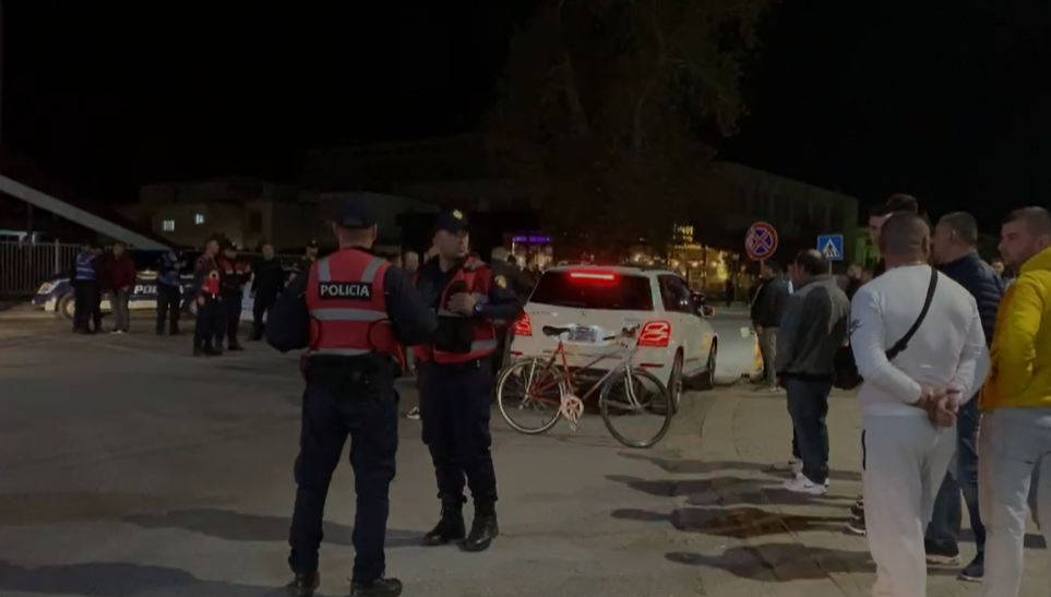 Të shtëna me armë në Fier, plagoset 1 person