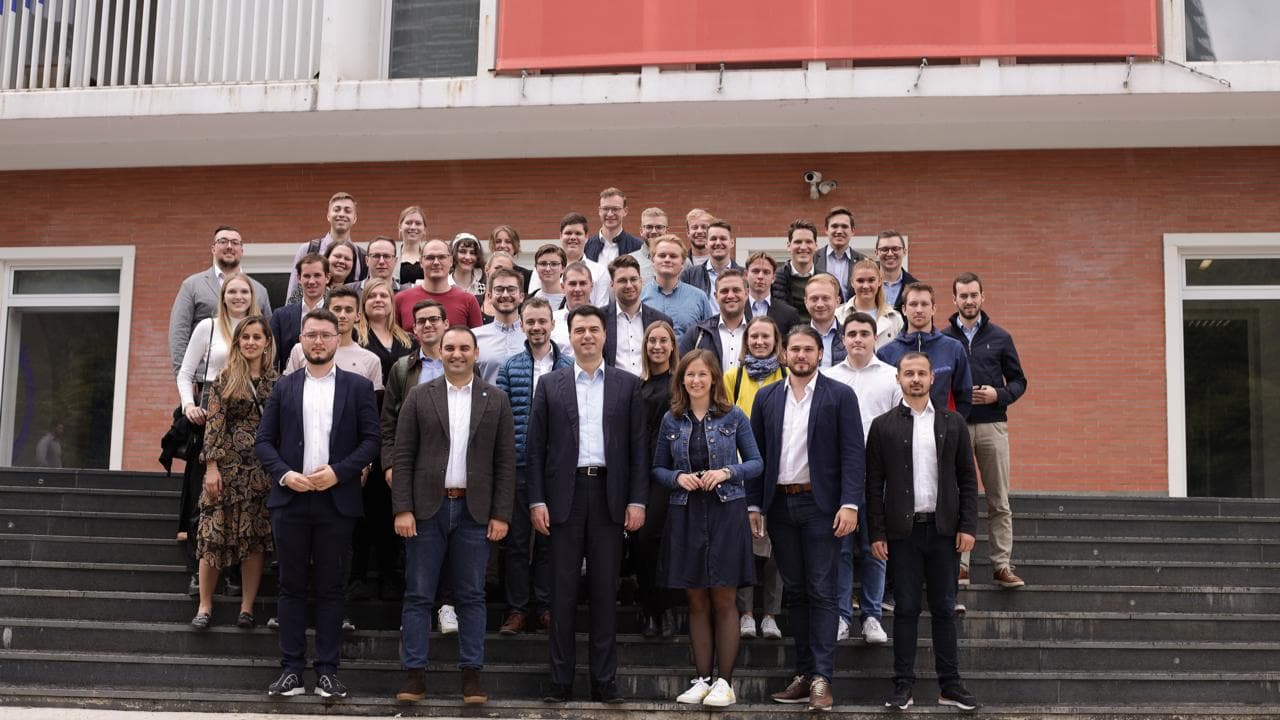 Basha pret të rinjtë e Partisë Popullore Austriake: Të rinjtë tanë të kenë të njëjtat shanse si bashkëmoshatarët europianë