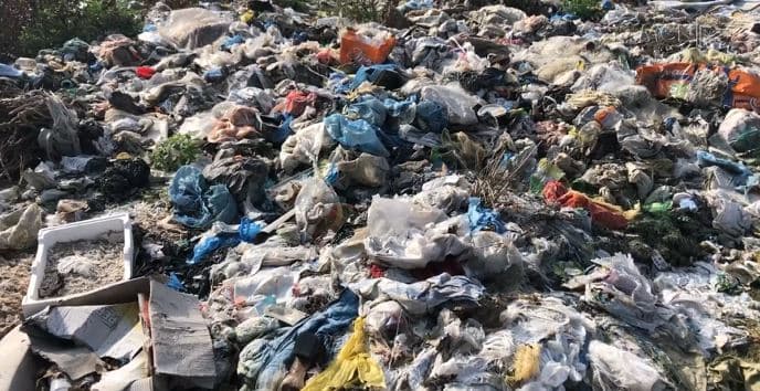 Vjosa “mbytet” nga plehrat/ 12 fshatra hedhin mbetjet në luginën e lumit (VIDEO)