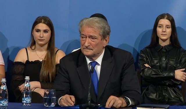 Berisha në foltoren e Kavajës: Ky rrugëtim i ri do të shënojë përmbysjen e narkoshtetit!