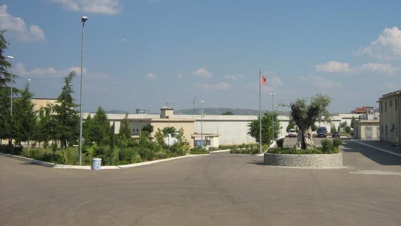 Të dënuarit në burgun e Peqinit futen në grevë urie