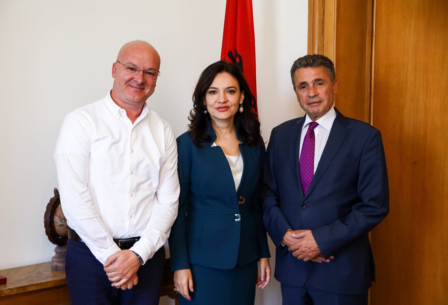     Spiropali me ambasadorin e Kosovës dhe koordinatorin për marrëveshjet mes dy vendeve: Bashkëpunim në fushat prioritare