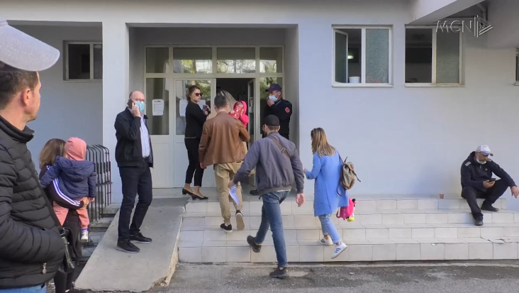 10 fëmijë vizitohen në 1 ore te Urgjenca (VIDEO)