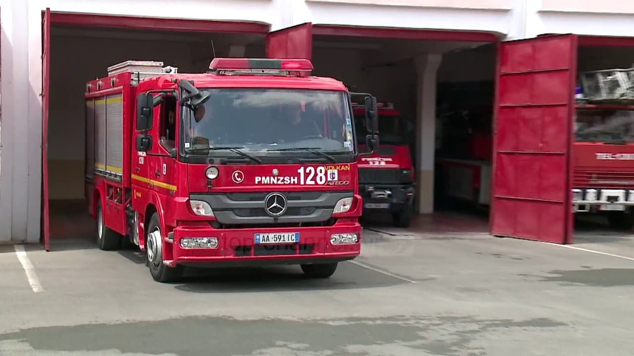 Përfshihen nga flakët ish kabinat e plazhit në Durrës