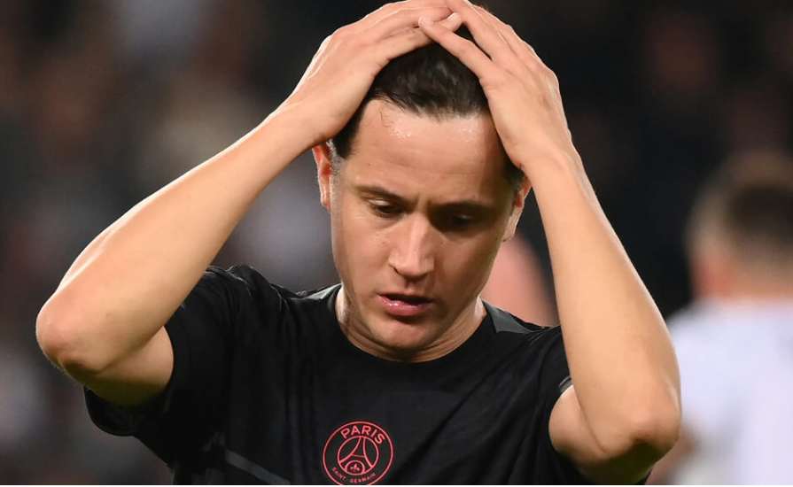 Kishte ndaluar në semafor, futbollisti i PSG grabitet nga prostituta
