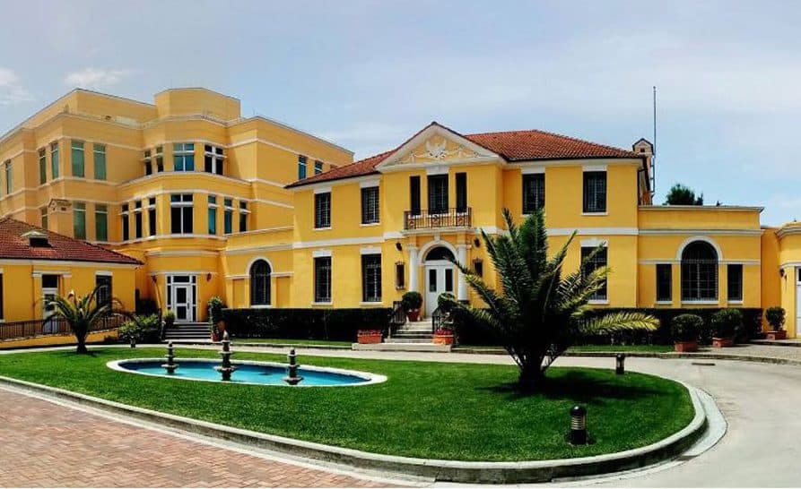 Ambasada amerikane apel qytetarëve: Vaksinohuni kundër Covid
