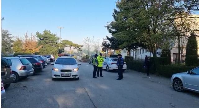 Makina përplas këmbësoren në Korçë, drejtuesi largohet nga vendngjarja