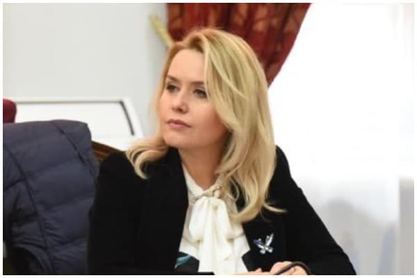 Emërohet zëvendësministrja e Turizmit dhe Mjedisit (EMRI)