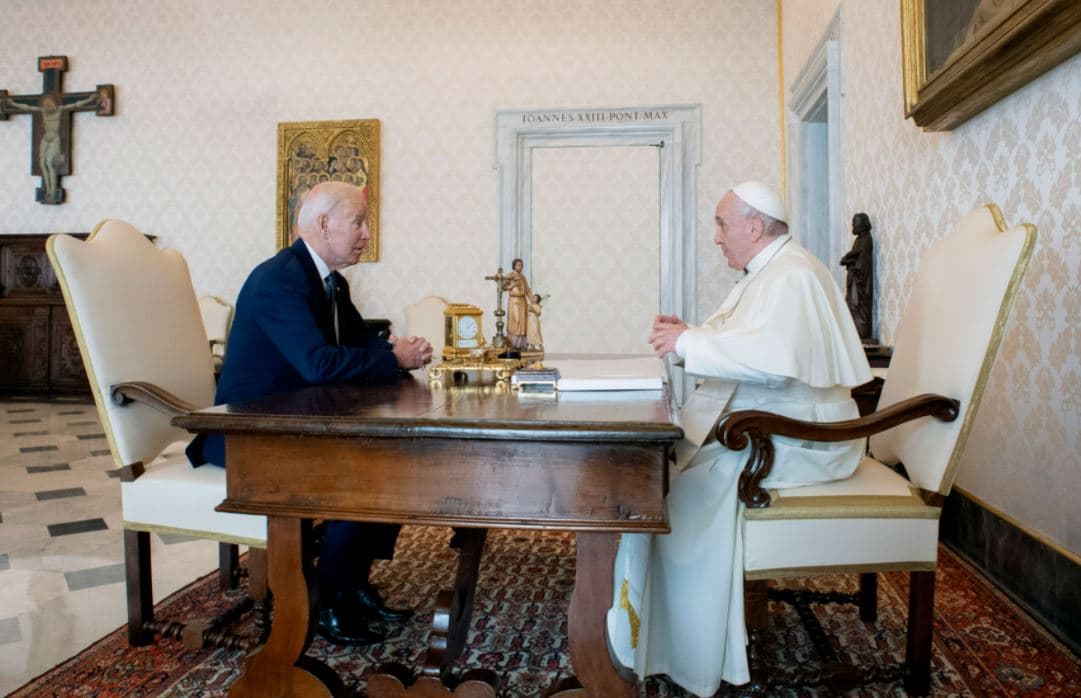 Përfundon pas 90 minutash takimi i Biden dhe Papa Françeskut 