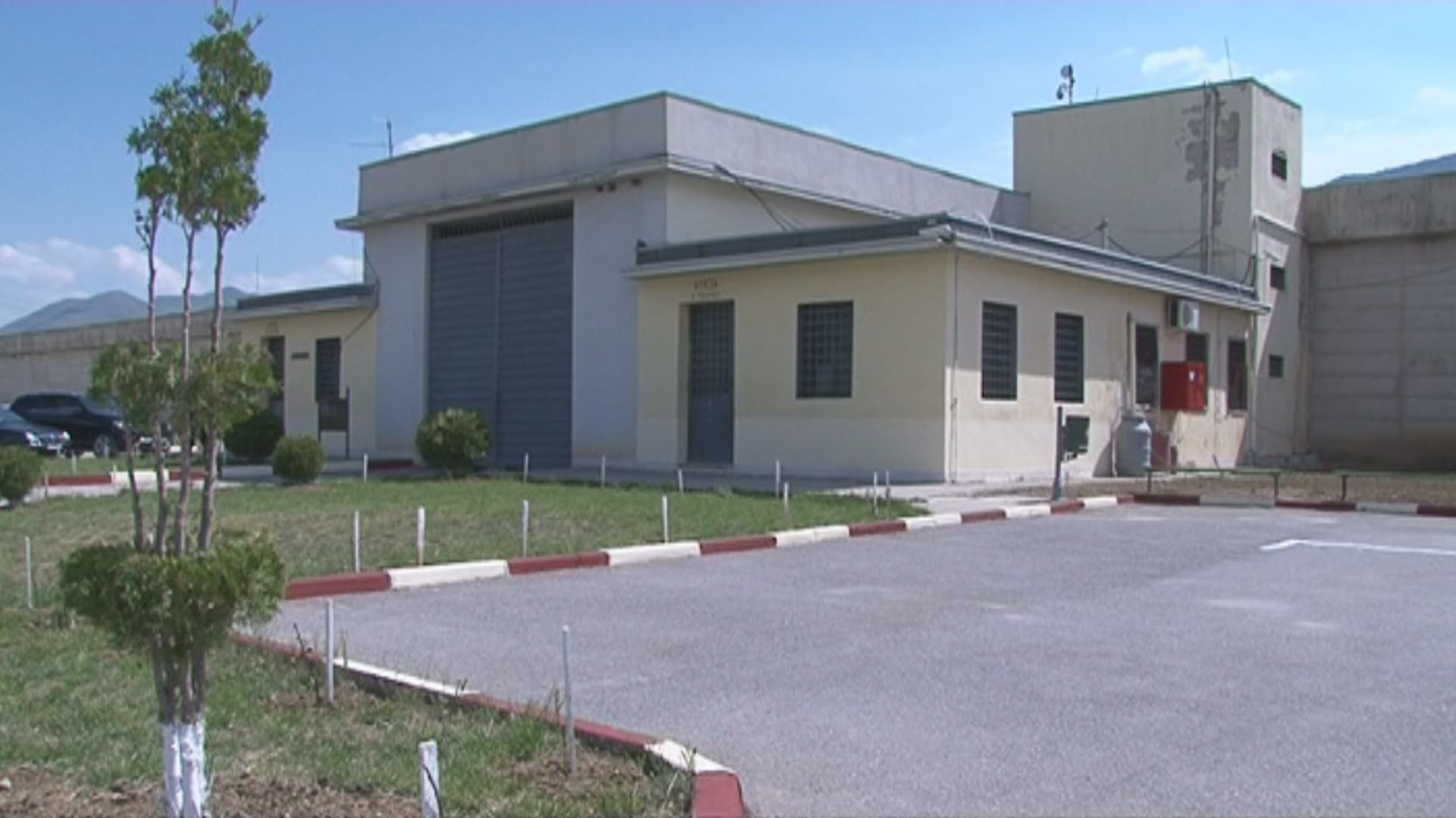 Infektohen me Covid disa të burgosur në Drenovë, njëri në gjendje të rëndë niset drejt Tiranës