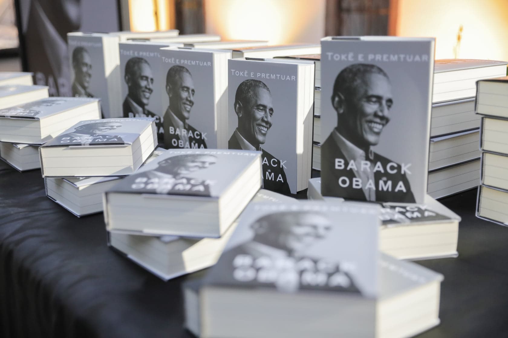 Libri “Tokë e premtuar” i Barack Obama-s promovohet në “Sarajet e Toptanëve”