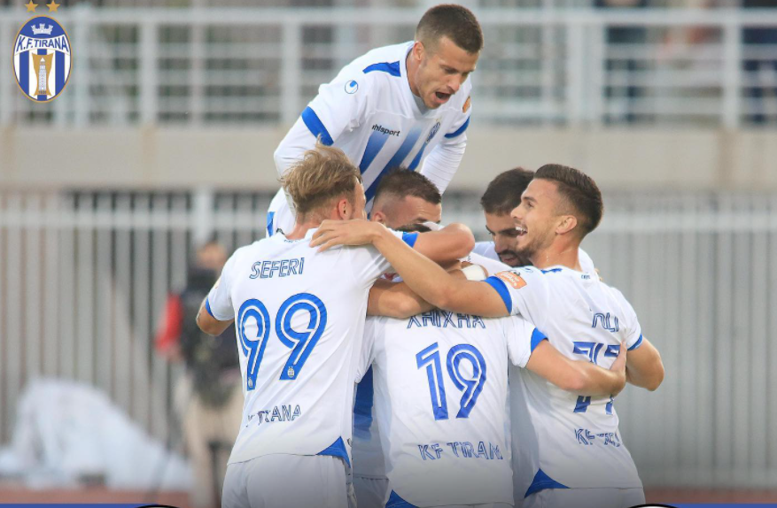 Tirana shkëlqen në Shkodër, mposht Vllazninë dhe kryeson e vetme