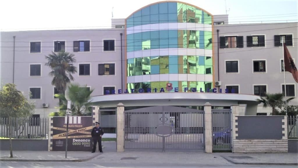 Shkoi i plagosur në spital, gardisti: U vetëplagosa, arma u shkreh pa dashje!