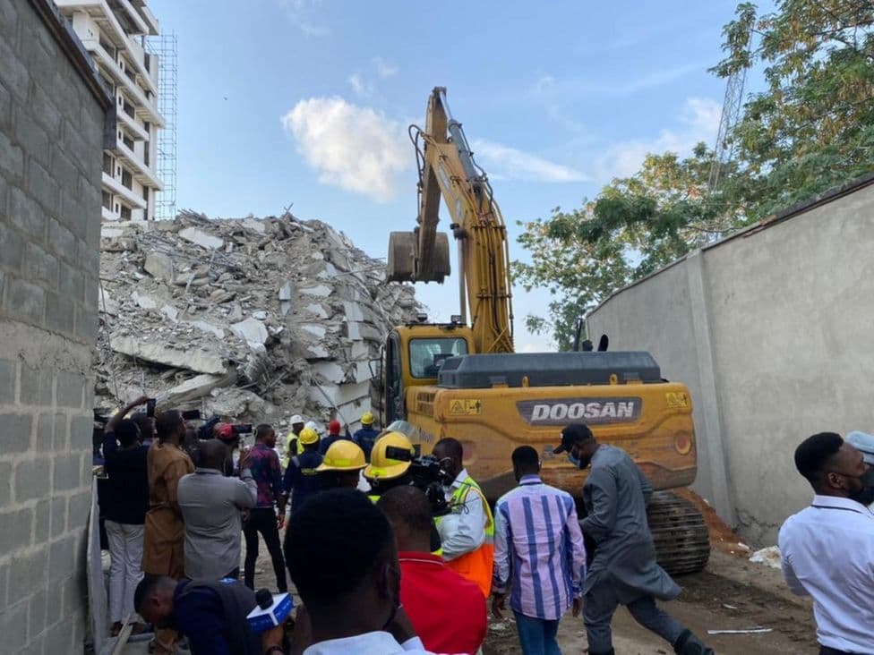 Shembet pallati në ndërtim në Nigeri, punonjësit bllokohen nën rrënoja