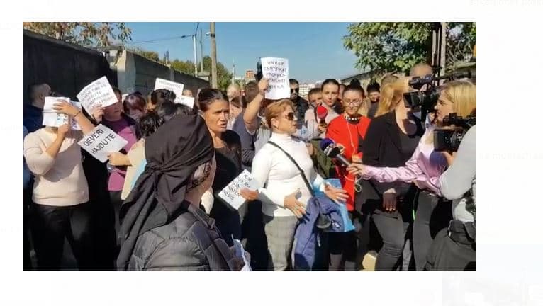 Protestë te “5 Maji”, banorët kundërshtojnë prishjen e banesave (VIDEO)