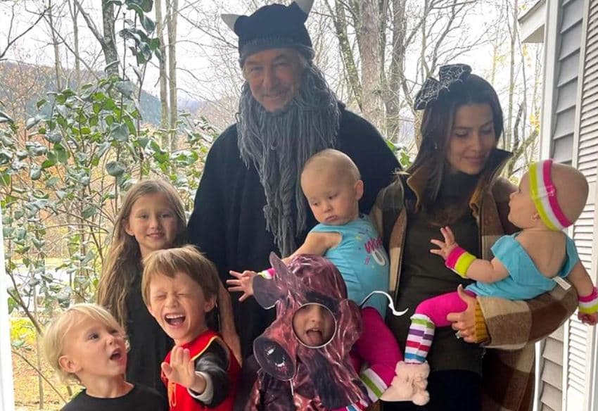 Alec Baldwin shfaqet i buzëqeshur krah familjes së tij në festën e Halloween-it (FOTO)