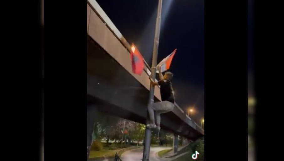  Në prag të “Open Balkan” në Beograd/ Serbët heqin flamujt shqiptarë dhe u vënë flakën