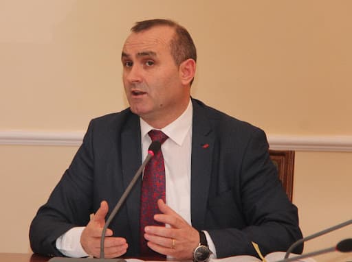 Manja: Ndëshkim çdo noteri që shërbimin publik e ka kthyer në pazar në kurriz të ligjit