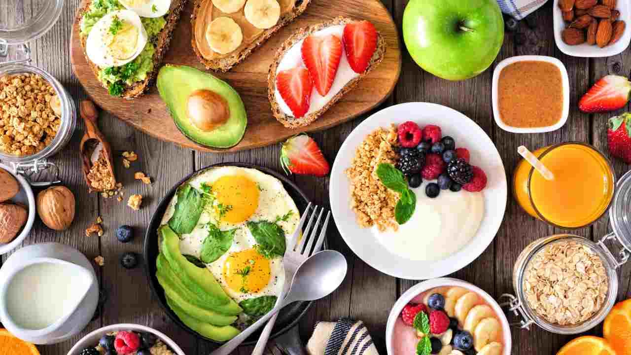 Mëngjesi me proteina ju ndihmon të humbni peshë