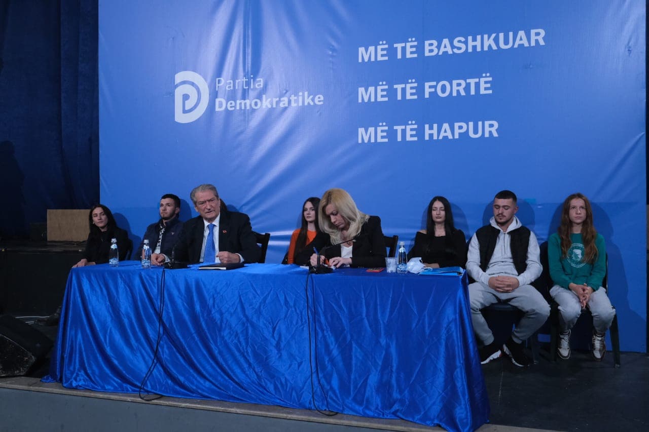 Berisha çon foltoren në Kamëz: Jemi uragani i shpresave