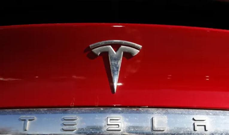 Tesla tërheq nga tregu afro 12 mijë automjete pas një problemi në software