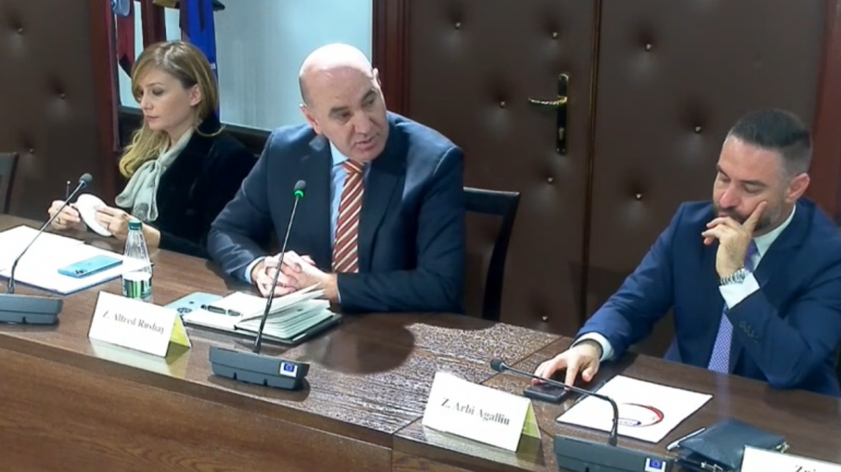 PD prezanton 3 nismat për ndryshimet kushtetuese: Prioritet vetingu i politikanëve