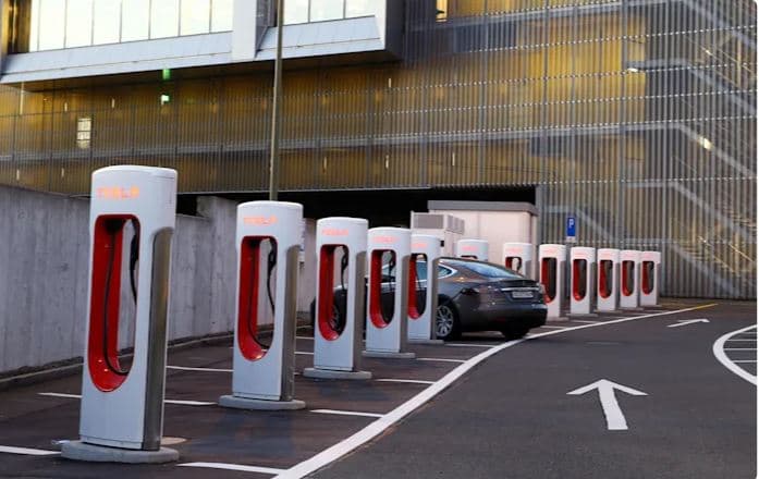 Tesla hap rrjetin e karikimit për çdo makinë elektrike