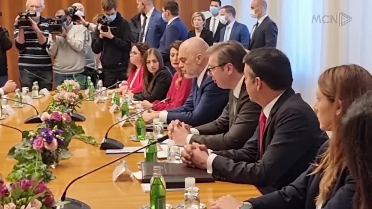 Vuçiç shëtit Ramën në Beograd (VIDEO)