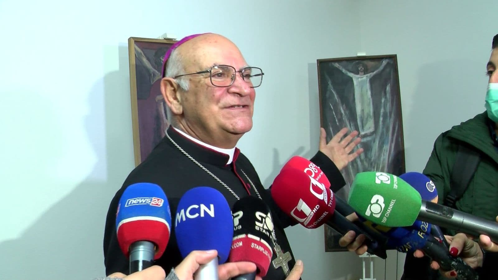 Shfaqen për herë të parë në Shqipëri 25 piktura të piktorit me famë botërore Lin Delia (VIDEO)