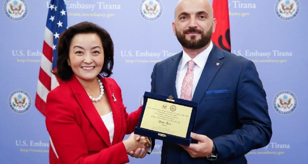 Kim takohet me Nanon: Bashkëpunimi i ngushtë mes SHBA dhe Shqipërisë për ligjzbatimin mbetet i fortë