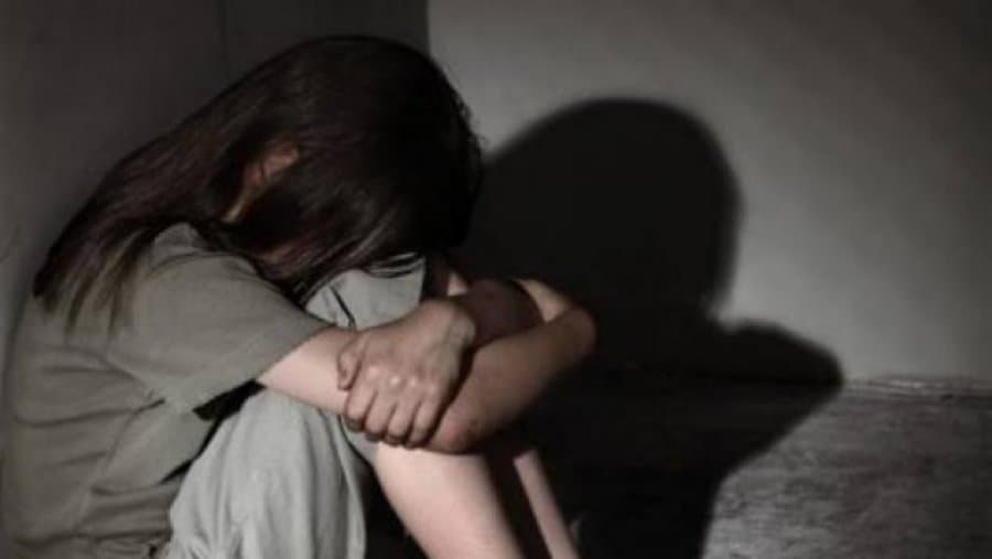 Dyshohet se abuzoi seksualisht me një minorene, arrestohet 53-vjeçari në Gjirokastër