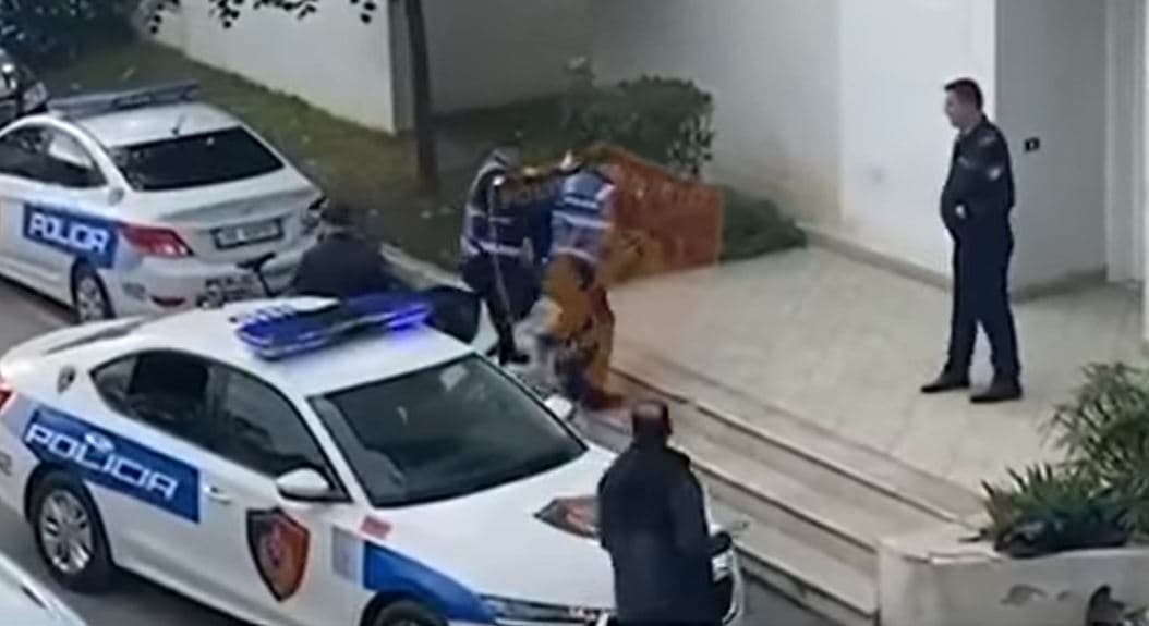 Kapen me dy automatikë brenda mjetit që udhëtonin, arrestohen babë e bir