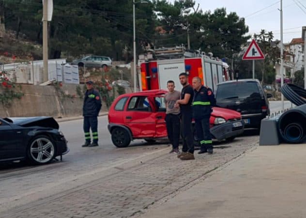 Emri/ Aksidentohen dy makina në Qafë-Gjashtë, plagoset rëndë një grua