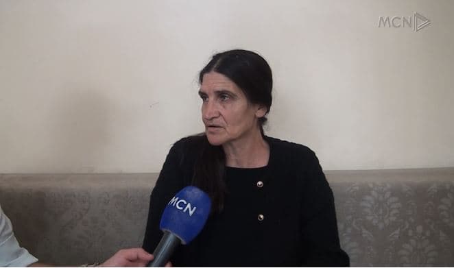 Nëna e 28-vjeçarit të vrarë në Elbasan: Djalin e gjeta të masakruar në mes të rrugës (VIDEO)