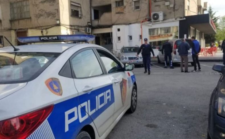 Përplasi me makinë efektiven e policisë, pranga shoferit 21-vjeçar në Durrës