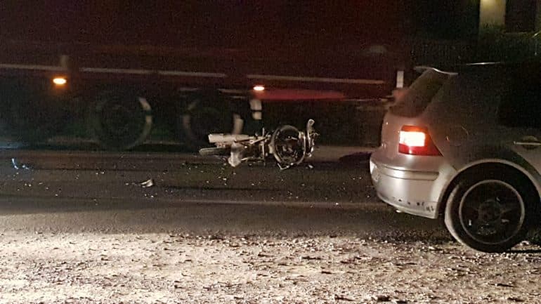 Makina merr para motorin në Elbasan, lëndohet një person