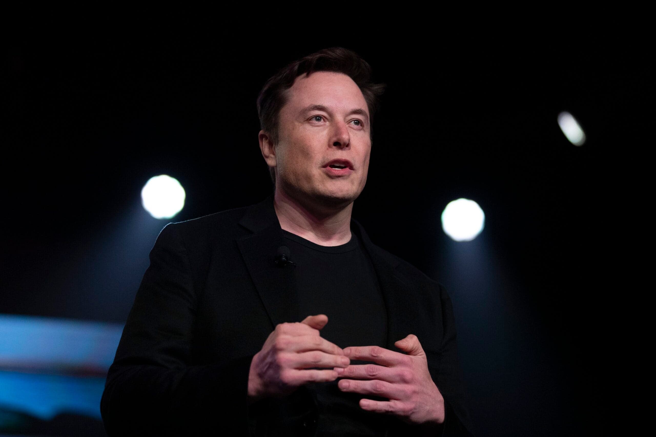 Sondazhi i kërkon Elon Musk të shesë 10% të aksioneve të Tesla